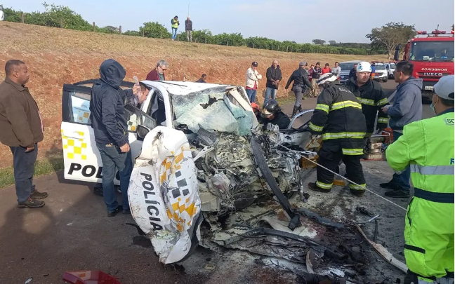 Policial morre em rodovia após bater sua viatura na traseira de caminhão