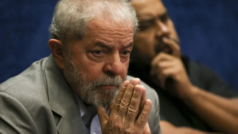 MPE cobra certidão criminal de Lula, e candidatura é ameaçada