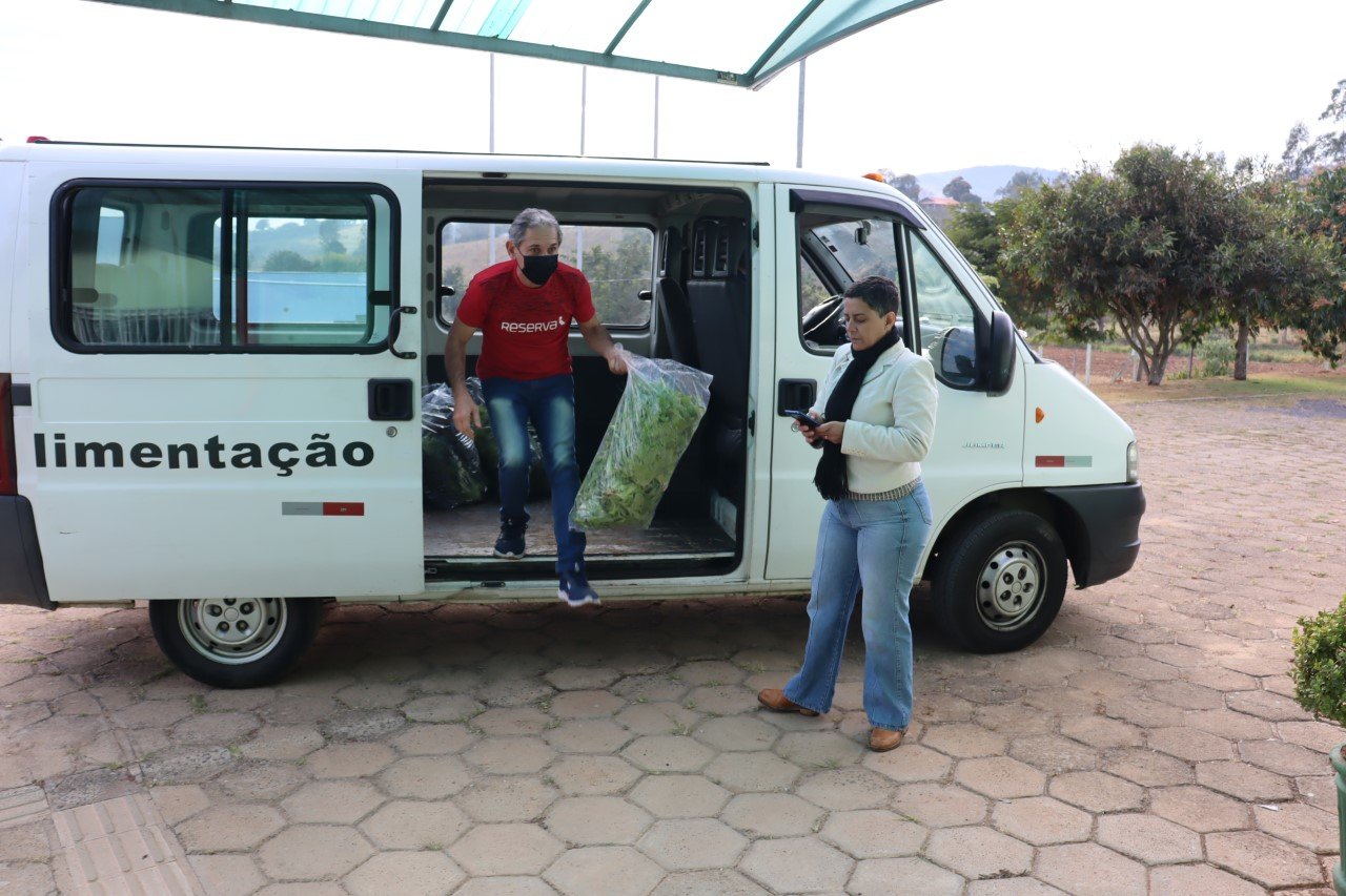 SERRA NEGRA – Horta Municipal teve sua primeira colheita