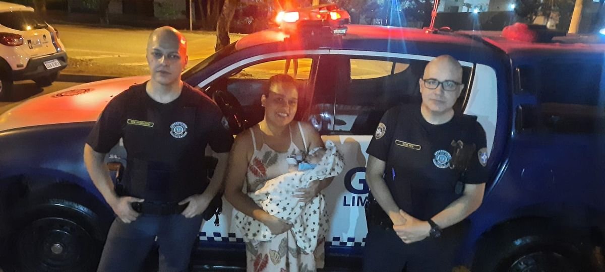 GCM DE LIMEIRA FAZEM MANOBRA PARA DESENGASGAR UM BEBÊ  DE 2 MESES DE VIDA A AJUDAM SALVAR A CRIANÇA.