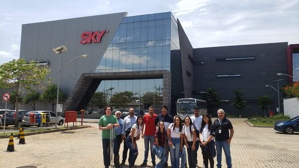 ALUNOS DE ADMINISTRAÇÃO DA SALA DESCENTRALIZADA DA ETEC ACOMPANHAM FEIRA DE TECNOLOGIA NA ESCOLA MATRIZ E REALIZAM VISITA TÉCNICA NA SKY