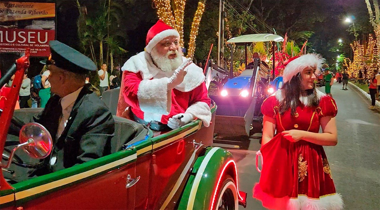 Parada Natalina e atrações musicais marcam primeira semana do Natal Mágico de HolambraA Cidade das Flores se transformou para todo o mês de dezembro na Terra de Papai Noel. Muitas luzes, espaços decorados, paradas natalinas, apresentações musicais e, claro, o bom velhinho encantam, desde o último final de semana, moradores e visitantes em mais uma edição do Natal Mágico de Holambra, que segue até o dia 23 de dezembro.