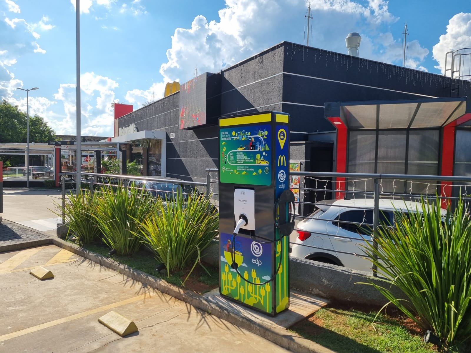 McDonald’s de Jaguariúna agora tem ponto de carregamento para carro elétrico