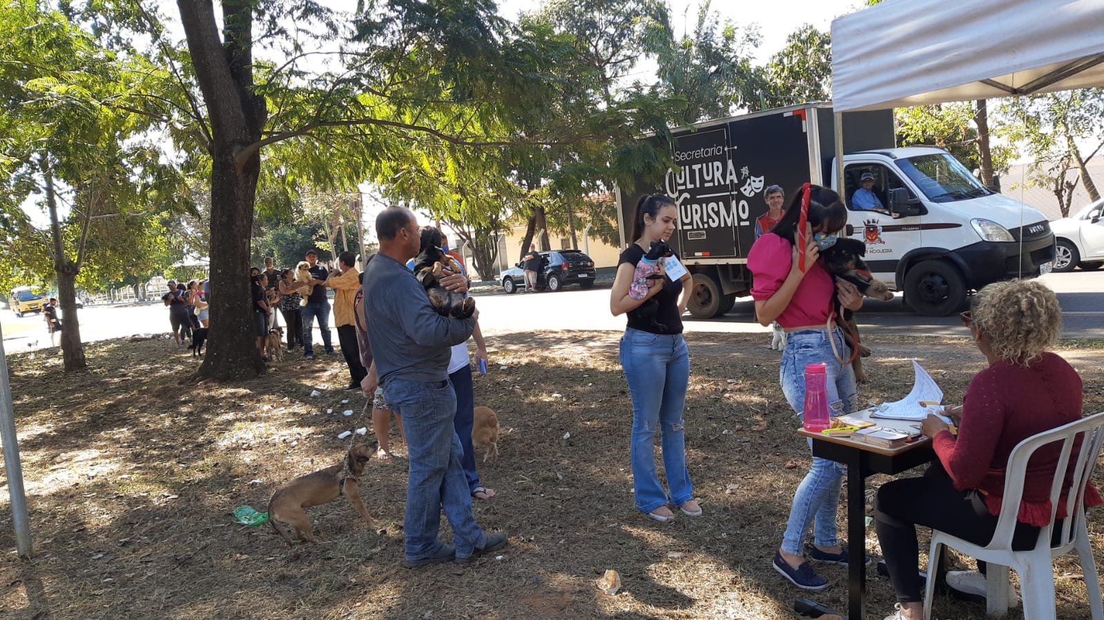 Prefeitura divulga últimos pontos de vacinação contra raiva em Artur NogueiraBairrinho, Parada e praça atrás do Centro Cultural Tom Jobim são os próximos locais contemplados; veja dias e horários