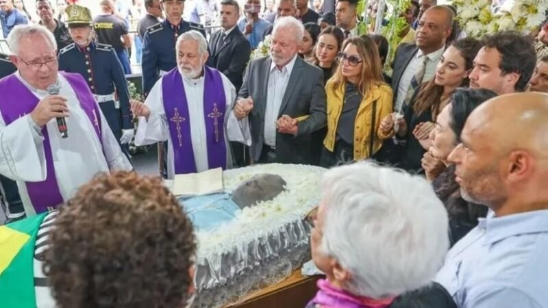 Presidente Lula se recusa a ler a Bíblia em velório de Pelé.