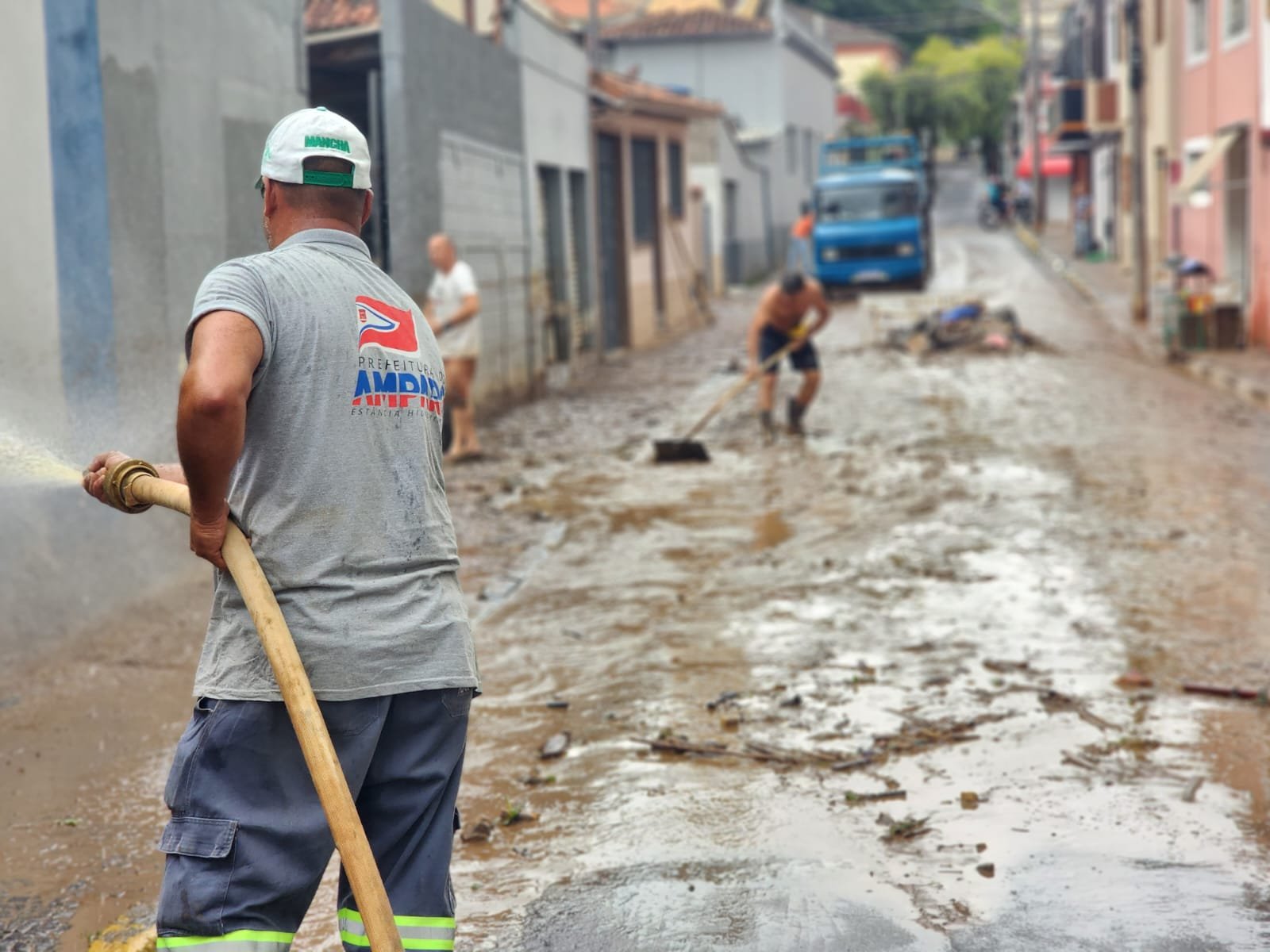 Prefeitura de Amparo disponibiliza dois caminhões pipa para auxiliar município de Socorro