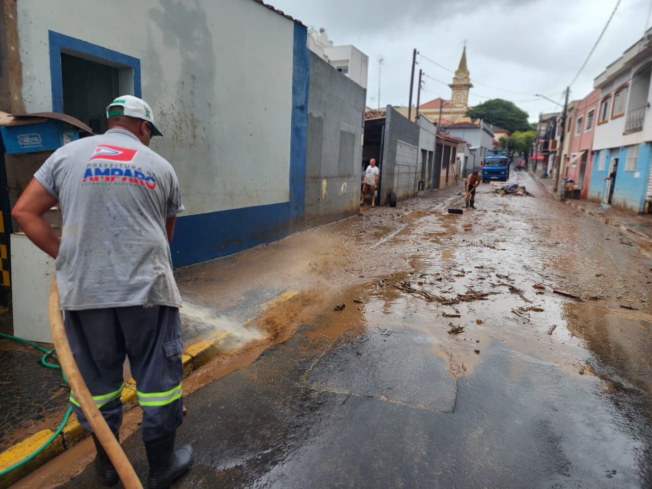 Prefeitura de Amparo realiza campanha para ajudar famílias de Socorro