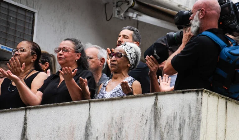 Cortejo com corpo de Pelé passa na rua da mãe e da irmã dele