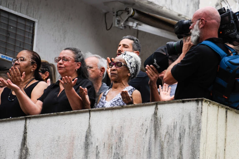 Cortejo com corpo de Pelé passa na rua da mãe e da irmã dele