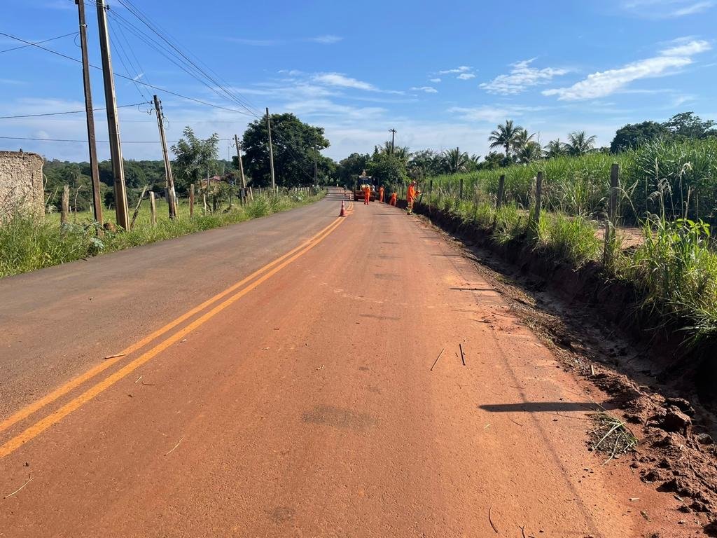 Pavimentação da Estrada São Bento entra em fase final em Artur Nogueira Trecho de 180 metros, próximo à divisa de Artur Nogueira e Cosmópolis, começou a ser asfaltado