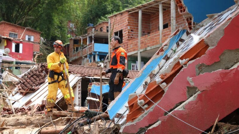 VERDADEIROS HERÓIS – Bombeiros encontram última pessoa desaparecida em São Sebastião.