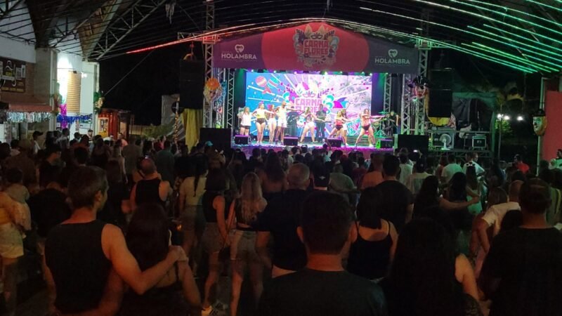Carnaflores leva milhares de foliões ao desfile e bailes populares