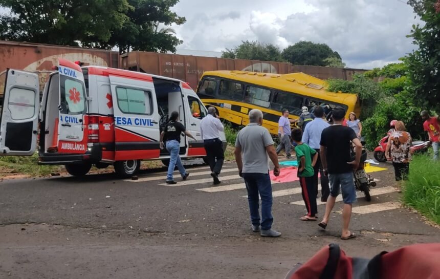 Acidente entre ônibus escolar e trem mata duas crianças em Jandaia do Sul