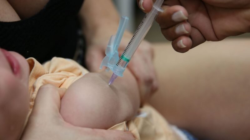 Fake news sobre vacinas disseminam temor entre famílias, diz pesquisa 
