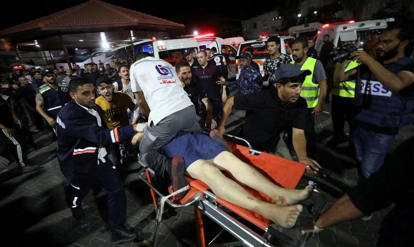 Um ataque aéreo matou centenas de pessoas em um hospital da cidade de Gaza nesta terça-feira (17), segundo autoridades de saúde do enclave controlado pelo Hamas. As Nações Unidas disseram que uma de suas escolas que era usada como abrigo também foi atingida.