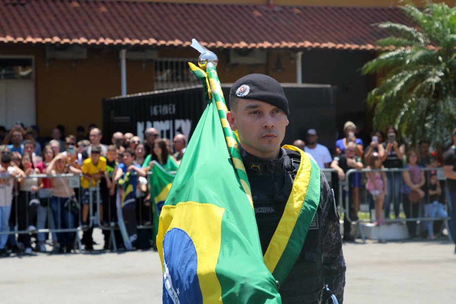 Maior símbolo nacional, bandeira do Brasil é carregada há 3 anos por tenente da Rota: “Privilégio”