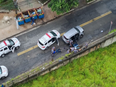 Adolescentes derrubam portão, furtam carro e são detidos após serem localizados pelo Águia em SP