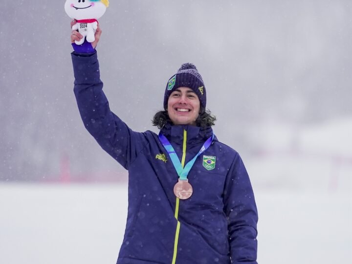 Medalha histórica para o Brasil!! O catarinense Zion Bethonico conquistou neste sábado (20) o bronze no snowboard cross nos Jogos Olímpicos de Inverno da Juventude Gangwon 2024, na Coreia do Sul. É a primeira medalha do Brasil em Jogos Olímpicos de Inverno.