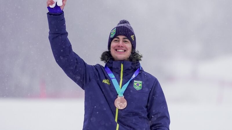 Medalha histórica para o Brasil!! O catarinense Zion Bethonico conquistou neste sábado (20) o bronze no snowboard cross nos Jogos Olímpicos de Inverno da Juventude Gangwon 2024, na Coreia do Sul. É a primeira medalha do Brasil em Jogos Olímpicos de Inverno.