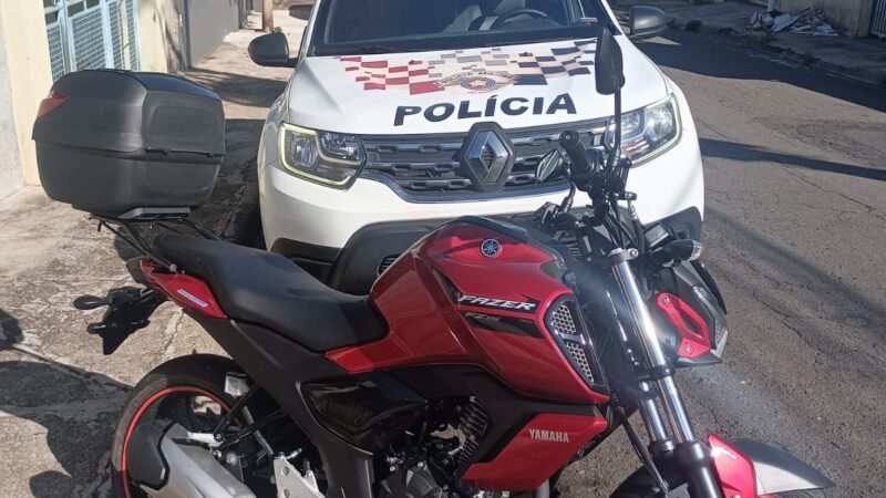 EQUIPE DE POLICIA MILITAR RECUPERA MOTOCICLETA PRODUTO DE ROUBO PELA CIDADE DE HOLAMBRA .