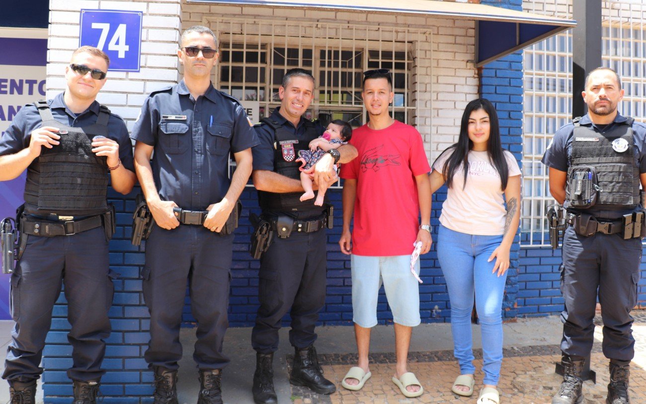 Guardas Municipais de Holambra que salvaram bebê engasgada reencontram pais da menina