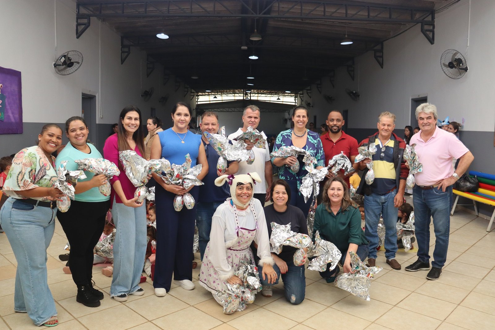 SANTO ANTONIO DE POSSE DISTRIBUI 5 MIL OVOS DE PÁSCOA.