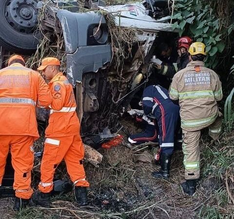 MOTORISTA MORRE DEPOIS DE CAMINHÃO TOMBAR NA BR-146 QUE LIGA POÇOS A BANDEIRA DO SUL-MG