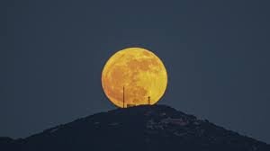 Fenômeno lunar: Lua “congelada” no céu