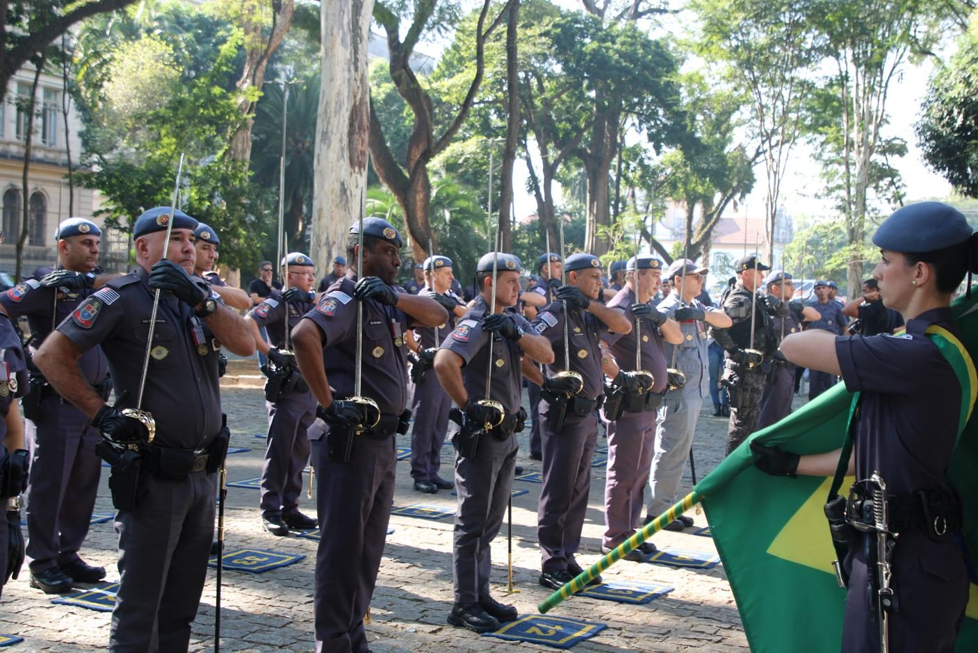 ‘Instinto e dever com a vida do próximo’: PMs que resgataram mulher em passarela são homenageados