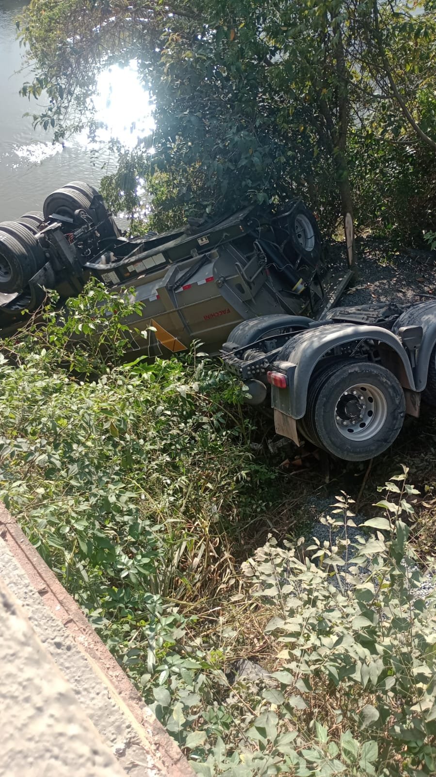 Acidente de Trânsito Envolvendo Carreta e Dois Carros em Itatiba