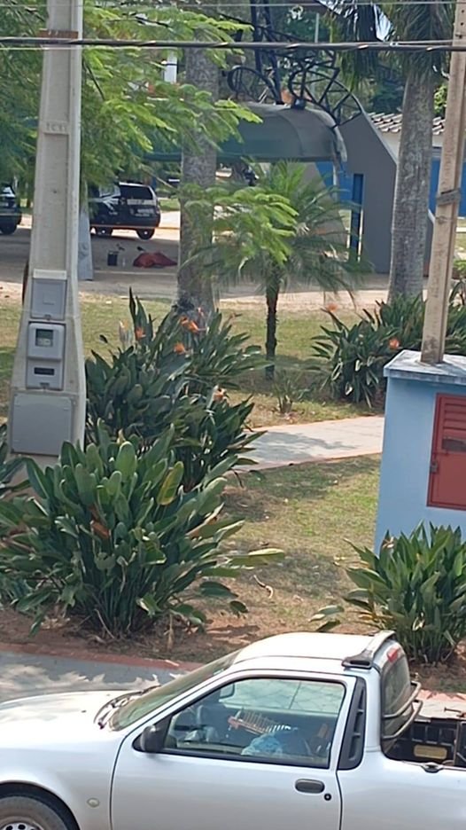 CORPO NA PRAÇA CENTRAL DE SERRA NEGRA , PRÓXIMO A RODOVIÁRIA ?