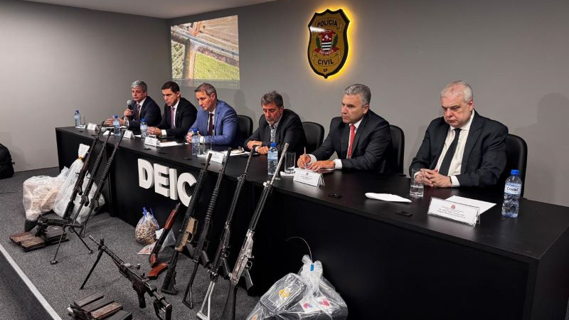 Deic apreende 10 fuzis de guerra e mais de 1,5 tonelada de cocaína em sítio no interior de SP