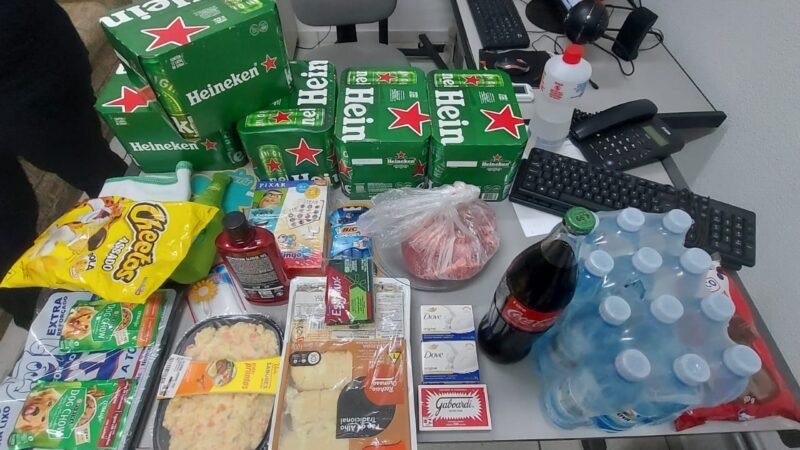 Casal é preso em flagrante por furto a supermercado em Jaguariúna; acusada chegou a levar 16 fardos de cerveja em um dia.