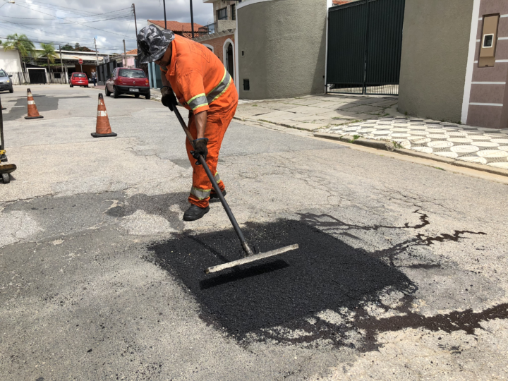 Por Que a Operação Tapa-Buraco Não Deve Ser Realizada em Dias de Chuva? Por Robertão Chapa Quente .