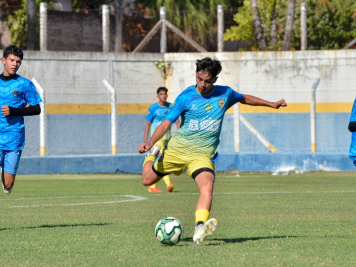 FUTEBOL DE JAGUARIÚNA OFERECE OPORTUNIDADE PARA JOVENS TALENTOS