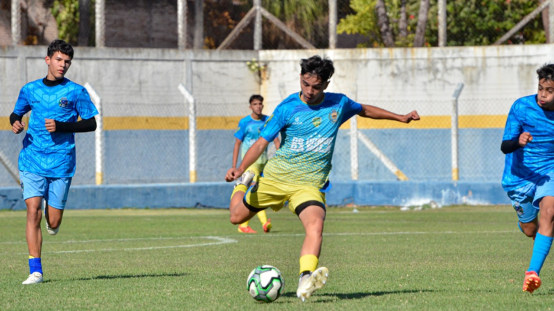 FUTEBOL DE JAGUARIÚNA OFERECE OPORTUNIDADE PARA JOVENS TALENTOS