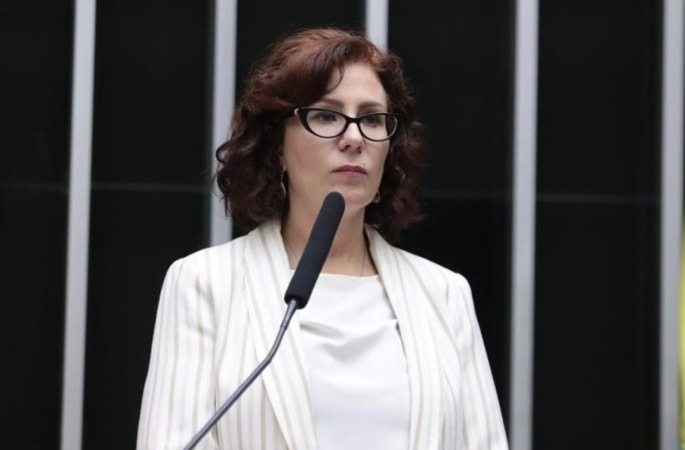 Carla Zambelli tem mandato de deputada cassado pelo TRE-SP e fica inelegível após divulgar fake news sobre processo eleitoral