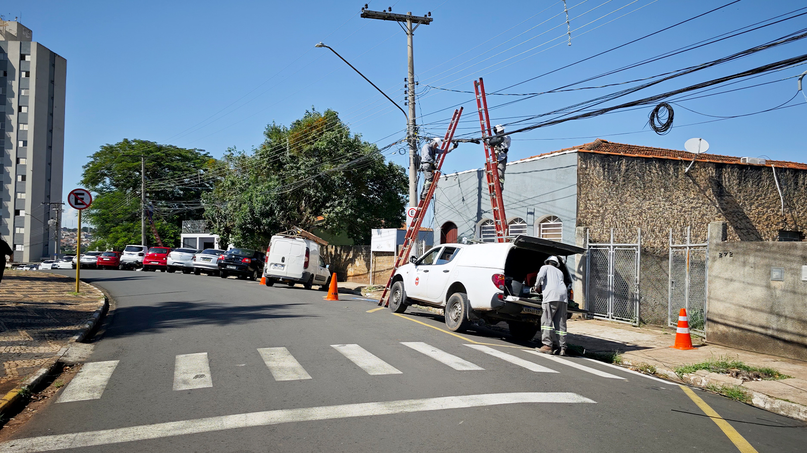 QUE AS OUTRAS EMPRESAS FAÇAM O MESMO – Elektro inicia retirada de fios irregulares em postes