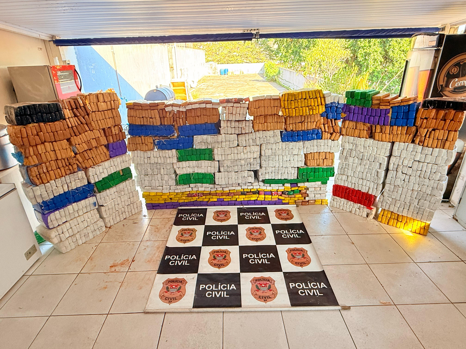Polícia Civil intercepta caminhão com quase 2 toneladas de maconha em São Paulo