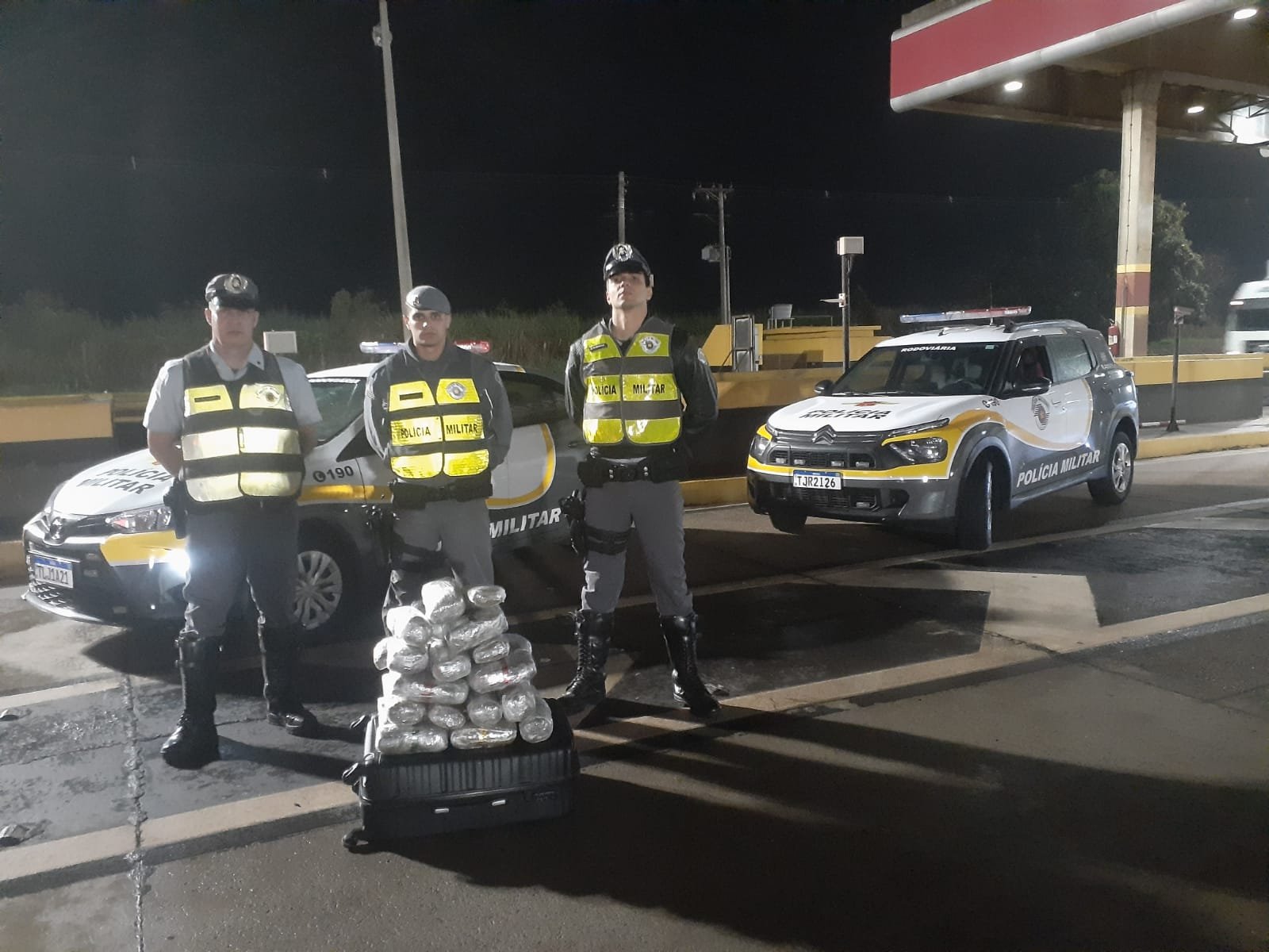 Policiamento Rodoviário apreende quase 18 kg de maconha e prende dois por tráfico em Cordeirópolis/SP