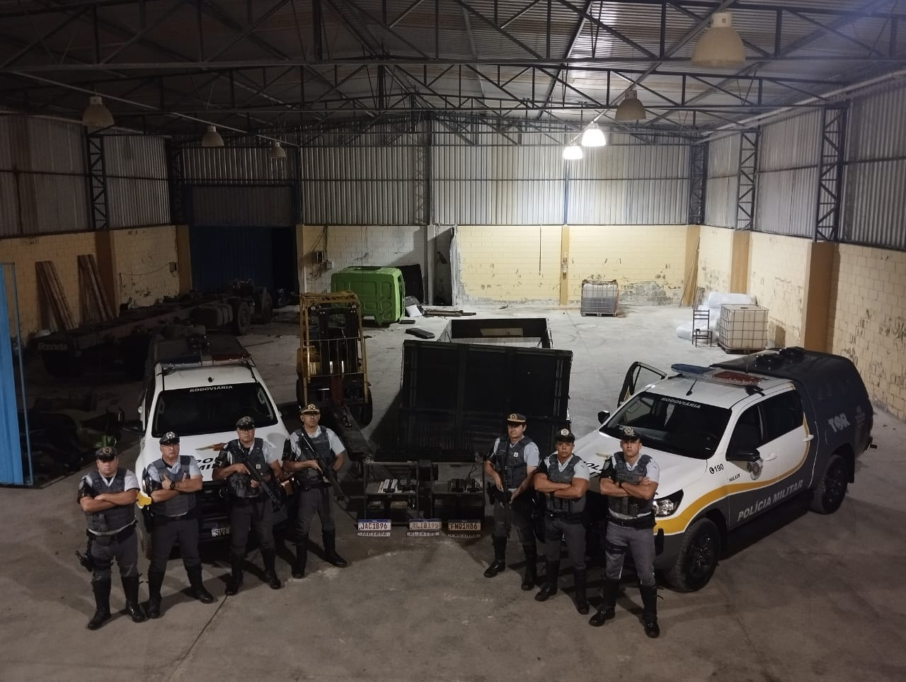 Polícia Rodoviária desmantela desmanche de veículos e prende criminosos em galpão na SP-63, em Itatiba
