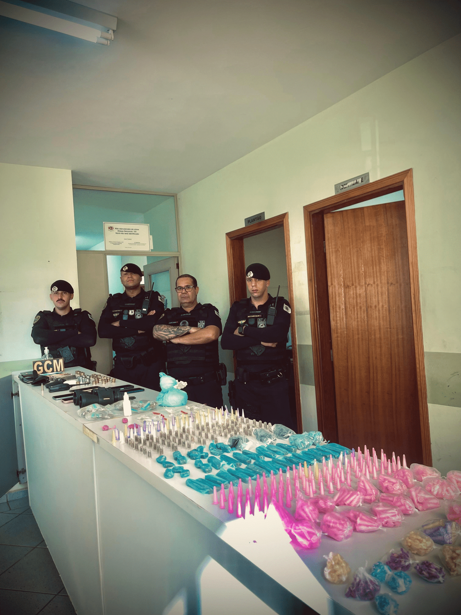 🚨 Megaoperação em Santo Antônio de Posse-SP termina com prisão por tráfico de drogas e apreensão de arma 🚨