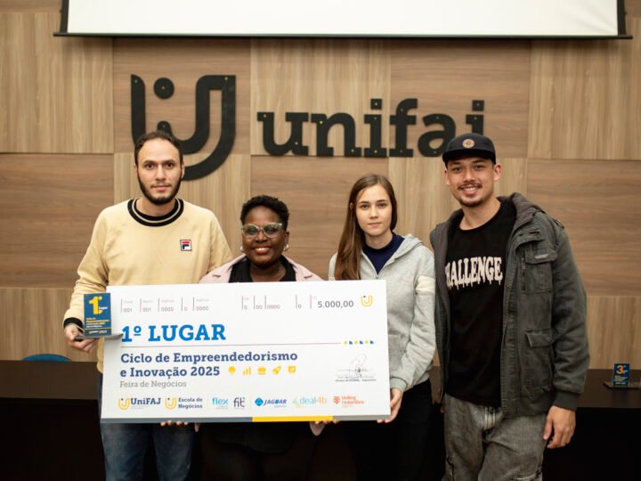 UniFAJ premia vencedores do Ciclo de Empreendedorismo e Inovação…..Projeto dos cursos de Engenharia Elétrica e Engenharia de Controle e Automação foi o grande vencedorNessa quarta-feira (11/06), o Centro Universitário de Jaguariúna (UniFAJ) realizou a cerimônia de premiação dos projetos vencedores do Ciclo de Empreendedorismo e Inovação. O evento reúne a apresentação dos trabalhos inovadores desenvolvidos pelos alunos ao longo do semestre e é organizado pela Escola de Negócios com apoio do Núcleo de Carreiras e Empregabilidade (Nuca) e do InovaEduK.Nessa edição, quarenta projetos foram apresentados e avaliados por profissionais e especialistas convidados. A avaliação dos projetos levou em consideração os seguintes critérios: originalidade e criatividade, viabilidade, qualidade da apresentação, inclusão e diversidade.Os estudantes Lucas Calisto, Erick Antônio, João Hatae, Sandra Lopes e Nayara Poggetti integraram o grupo vencedor. Para Sandra Lopes, aluna do 9º semestre de Engenharia de Controle e Automação, a premiação foi uma grande conquista e fechou de forma bem-sucedida a sua trajetória acadêmica e dos colegas.“Todo o conhecimento adquirido, os desafios enfrentados e os momentos de tensão vividos foram recompensados de maneira espetacular. É uma honra fazer parte dessa história e de estar ao lado de pessoas tão especiais que colaboraram para conquistarmos o 1º lugar”, salientas. “Como responsável pela programação, assumi uma grande responsabilidade em garantir o funcionamento e o sucesso do nosso projeto aos olhos dos avaliadores. Esta vitória confirma nossa determinação e garra, especialmente por ser uma das duas únicas mulheres no 9º semestre do nosso curso”, comemorou.Entre os avaliadores convidados para análise dos projetos apresentados no Ciclo de Empreendedorismo e Inovação estavam os gestores e docentes da UniFAJ, da Escola de Negócios e do InovaEduK, assim como especialistas e representantes de instituições convidadas, entre elas Arese Pharma, Eaton, Centro de Integração Empresa-Escola (CIEE), Conselho Regional de Engenharia e Agronomia (Crea) e Serviço Brasileiro de Apoio às Micro e Pequenas Empresas (Sebrae).O grupo vencedor recebeu a quantia de R$ 5 mil. Já o segundo e o terceiro colocados receberam as quantias de R$ 3 mil e R$ 2 mil, respectivamente. “Os estudantes realizam diagnósticos reais e apresentam soluções inovadoras para desafios empresariais, conectando o conhecimento da sala de aula com o mercado”, ressalta a gestora da Escola de Negócios da UniFAJ, professora Marili Siqueira. O Ciclo contou com patrocínios Jaguar Plásticos, Deal4B, Veiling e Flex/FIT.Confira a lista dos vencedores:1º lugar:Projeto: Strong – Prótese de Mão Robótica AutomatizadaCursos: Engenharia Elétrica e Engenharia de Controle e AutomaçãoResumo: O projeto trata-se de uma prótese de mão robótica acionada através de movimentos humanos captados por uma câmera.2º lugar:Projeto: Ração inovadora com subproduto da borra do farelo do óleo da sojaCurso: Engenharia AgronômicaResumo: Uma ração inovadora e sustentável com o subproduto a base da borra do farelo do óleo da soja.3º lugar:Projeto: Cobogó 2.0 UniFAJ: Uma Reinterpretação Sensorial e InclusivaCurso: Arquitetura e UrbanismoResumo: Este projeto apresenta uma versão moderna do tradicional cobogó – um elemento arquitetônico de vedação e ventilação – reinventado como uma estrutura modular e sensorial. Desenvolvido a partir de um módulo 2D repetido em rapport, o cobocó ganha forma tridimensional, mantendo proporções reais em um mockup 1:1 que demonstra sua aplicação prática.–Sobre UniFAJ e UniMAXCom 26 anos de atuação e mais de 10 mil alunos formados, o Centro Universitário de Jaguariúna (UniFAJ) e o Centro Universitário Max Planck (UniMAX), ambos do Grupo UniEduK, são instituições reconhecidas pelo MEC com nota máxima (5). São mais de 50 cursos nas áreas de Saúde, Humanas, Exatas, Tecnologia e Agronegócio, distribuídos entre 8 campi nas cidades de Jaguariúna e Indaiatuba, no interior de São Paulo. A estrutura inclui hospitais veterinários, centros de especialidades médicas, clínicas médicas e laboratórios modernos. O modelo de ensino é baseado em metodologias ativas de aprendizado e os cursos presenciais contam com pelo menos 50% de aulas práticas desde o início, além de certificações intermediárias nas modalidades EAD, extensão, pós-graduação e MBA.