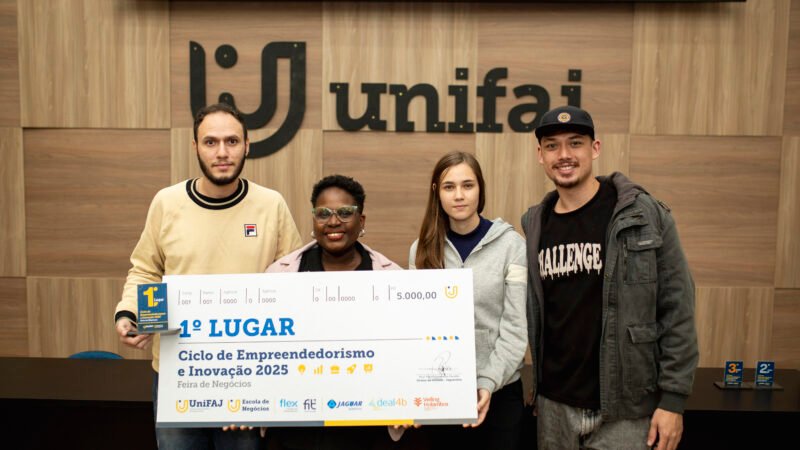UniFAJ premia vencedores do Ciclo de Empreendedorismo e Inovação…..Projeto dos cursos de Engenharia Elétrica e Engenharia de Controle e Automação foi o grande vencedorNessa quarta-feira (11/06), o Centro Universitário de Jaguariúna (UniFAJ) realizou a cerimônia de premiação dos projetos vencedores do Ciclo de Empreendedorismo e Inovação. O evento reúne a apresentação dos trabalhos inovadores desenvolvidos pelos alunos ao longo do semestre e é organizado pela Escola de Negócios com apoio do Núcleo de Carreiras e Empregabilidade (Nuca) e do InovaEduK.Nessa edição, quarenta projetos foram apresentados e avaliados por profissionais e especialistas convidados. A avaliação dos projetos levou em consideração os seguintes critérios: originalidade e criatividade, viabilidade, qualidade da apresentação, inclusão e diversidade.Os estudantes Lucas Calisto, Erick Antônio, João Hatae, Sandra Lopes e Nayara Poggetti integraram o grupo vencedor. Para Sandra Lopes, aluna do 9º semestre de Engenharia de Controle e Automação, a premiação foi uma grande conquista e fechou de forma bem-sucedida a sua trajetória acadêmica e dos colegas.“Todo o conhecimento adquirido, os desafios enfrentados e os momentos de tensão vividos foram recompensados de maneira espetacular. É uma honra fazer parte dessa história e de estar ao lado de pessoas tão especiais que colaboraram para conquistarmos o 1º lugar”, salientas. “Como responsável pela programação, assumi uma grande responsabilidade em garantir o funcionamento e o sucesso do nosso projeto aos olhos dos avaliadores. Esta vitória confirma nossa determinação e garra, especialmente por ser uma das duas únicas mulheres no 9º semestre do nosso curso”, comemorou.Entre os avaliadores convidados para análise dos projetos apresentados no Ciclo de Empreendedorismo e Inovação estavam os gestores e docentes da UniFAJ, da Escola de Negócios e do InovaEduK, assim como especialistas e representantes de instituições convidadas, entre elas Arese Pharma, Eaton, Centro de Integração Empresa-Escola (CIEE), Conselho Regional de Engenharia e Agronomia (Crea) e Serviço Brasileiro de Apoio às Micro e Pequenas Empresas (Sebrae).O grupo vencedor recebeu a quantia de R$ 5 mil. Já o segundo e o terceiro colocados receberam as quantias de R$ 3 mil e R$ 2 mil, respectivamente. “Os estudantes realizam diagnósticos reais e apresentam soluções inovadoras para desafios empresariais, conectando o conhecimento da sala de aula com o mercado”, ressalta a gestora da Escola de Negócios da UniFAJ, professora Marili Siqueira. O Ciclo contou com patrocínios Jaguar Plásticos, Deal4B, Veiling e Flex/FIT.Confira a lista dos vencedores:1º lugar:Projeto: Strong – Prótese de Mão Robótica AutomatizadaCursos: Engenharia Elétrica e Engenharia de Controle e AutomaçãoResumo: O projeto trata-se de uma prótese de mão robótica acionada através de movimentos humanos captados por uma câmera.2º lugar:Projeto: Ração inovadora com subproduto da borra do farelo do óleo da sojaCurso: Engenharia AgronômicaResumo: Uma ração inovadora e sustentável com o subproduto a base da borra do farelo do óleo da soja.3º lugar:Projeto: Cobogó 2.0 UniFAJ: Uma Reinterpretação Sensorial e InclusivaCurso: Arquitetura e UrbanismoResumo: Este projeto apresenta uma versão moderna do tradicional cobogó – um elemento arquitetônico de vedação e ventilação – reinventado como uma estrutura modular e sensorial. Desenvolvido a partir de um módulo 2D repetido em rapport, o cobocó ganha forma tridimensional, mantendo proporções reais em um mockup 1:1 que demonstra sua aplicação prática.–Sobre UniFAJ e UniMAXCom 26 anos de atuação e mais de 10 mil alunos formados, o Centro Universitário de Jaguariúna (UniFAJ) e o Centro Universitário Max Planck (UniMAX), ambos do Grupo UniEduK, são instituições reconhecidas pelo MEC com nota máxima (5). São mais de 50 cursos nas áreas de Saúde, Humanas, Exatas, Tecnologia e Agronegócio, distribuídos entre 8 campi nas cidades de Jaguariúna e Indaiatuba, no interior de São Paulo. A estrutura inclui hospitais veterinários, centros de especialidades médicas, clínicas médicas e laboratórios modernos. O modelo de ensino é baseado em metodologias ativas de aprendizado e os cursos presenciais contam com pelo menos 50% de aulas práticas desde o início, além de certificações intermediárias nas modalidades EAD, extensão, pós-graduação e MBA.