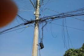Fios inúteis pendurados: Até quando as prefeituras da região do Circuito das águas Paulista vão fingir que não veem?.