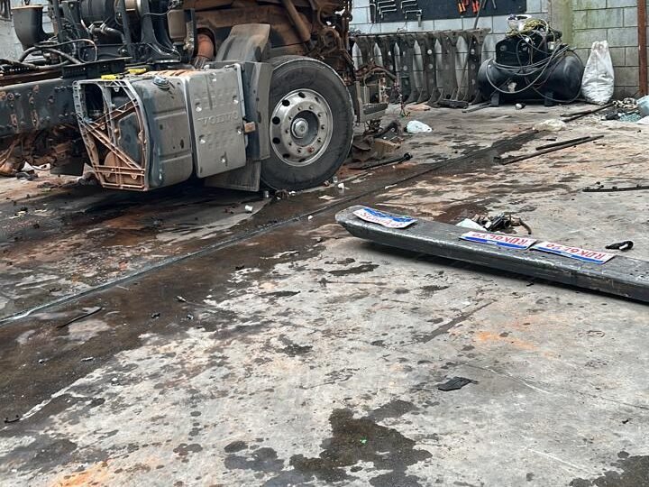Sete presos desmanchando caminhão