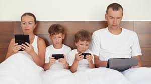 📱 O TRISTE FIM DA CONVIVÊNCIA HUMANA: QUANDO O CELULAR CALA A FAMÍLIA 🕯️
