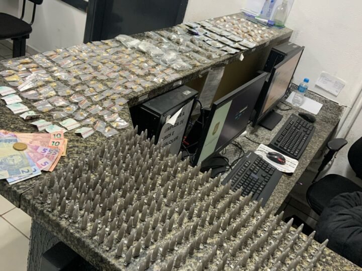 🚨 GCM de Jaguariúna prende jovem por tráfico de drogas em condomínio no bairro Cruzeiro do Sul