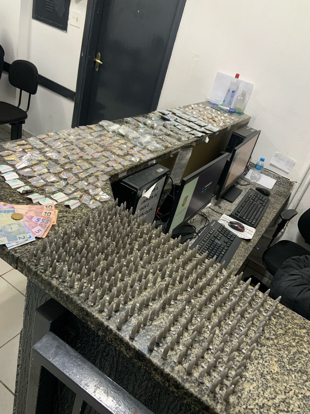 🚨 GCM de Jaguariúna prende jovem por tráfico de drogas em condomínio no bairro Cruzeiro do Sul