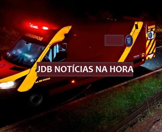 CAMINHÃO BITREM TOMBA NA RODOVIA SP-215 ENTRE O DISTRITO DE SÃO ROQUE DA FARTURA E VARGEM GRANDE DO SUL; VÍTIMA FICOU PRESA ENTRE AS FERRAGENS